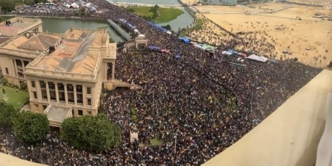 5555ed 1 660x330 - رئيس سريلانكا يفر من البلاد ومتظاهرون يقتحمون قصره الرئاسي